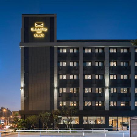 Kindness Day Hotel Tainan Bagian luar foto