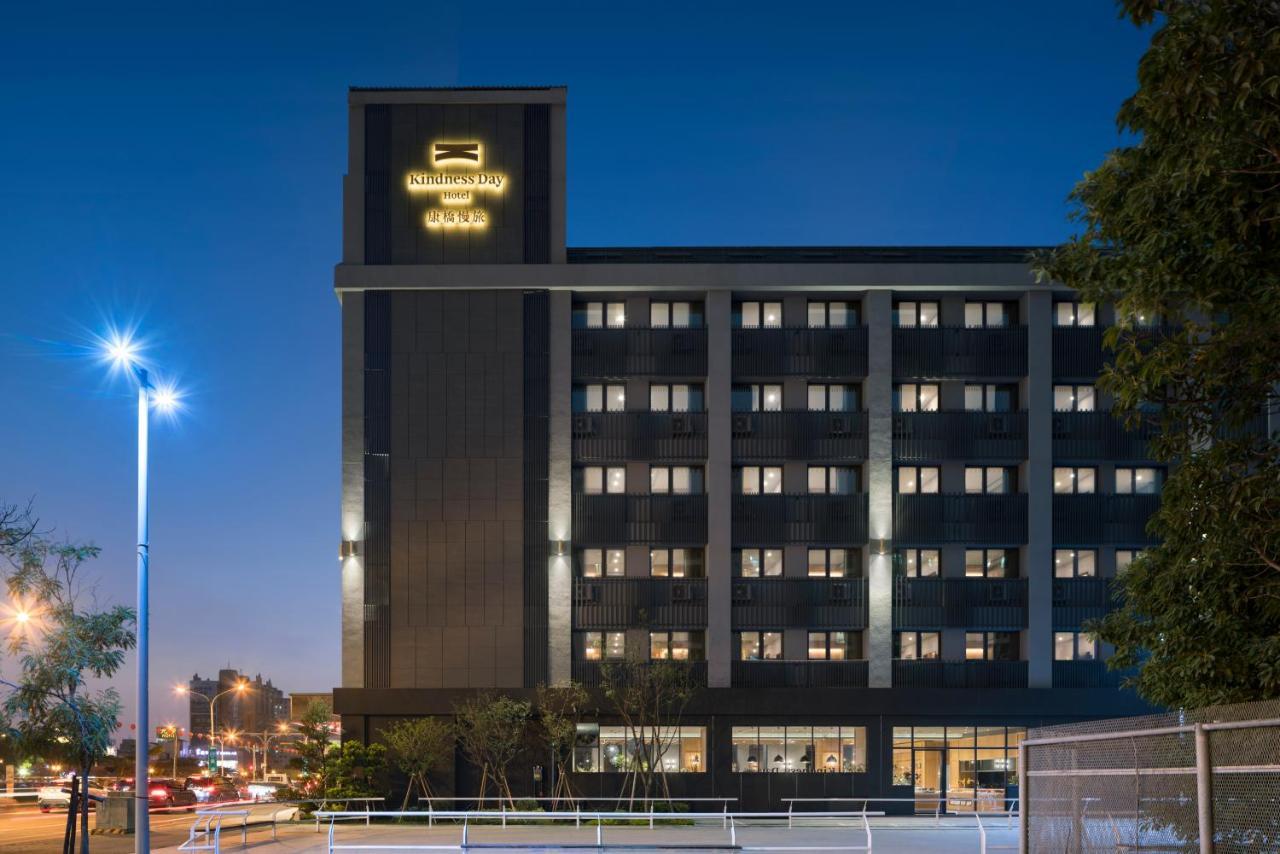 Kindness Day Hotel Tainan Bagian luar foto